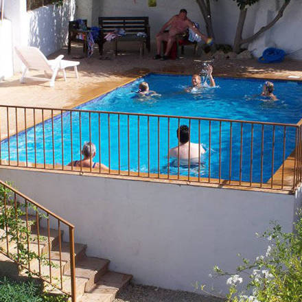 Taking advantage of the pool / Aprovechando de la piscina